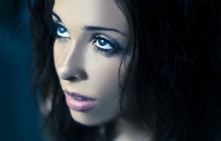 photodune-2654766-fantasy-glamor-portrait-of-a-young-beauty-l-1030×657-min