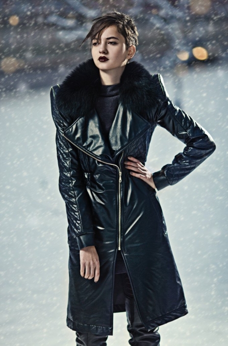 photodune-2974992-stylish-brunette-woman-in-leather-coat-l-680×1030-min